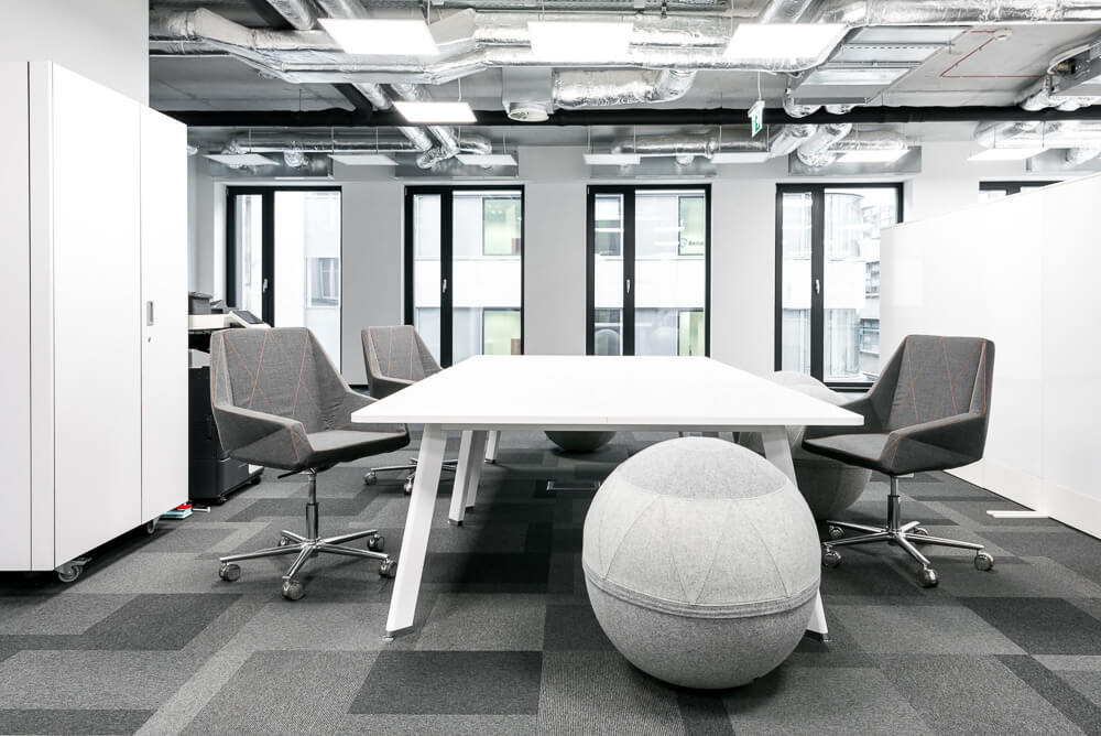 EPR Office In Wroclaw creates WOW factor with Total Contrast